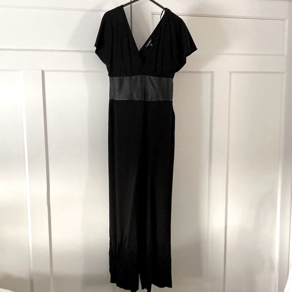 BEBE jumpsuit/ low V